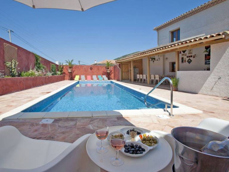 Villa with pool, yard & grill — photo 3