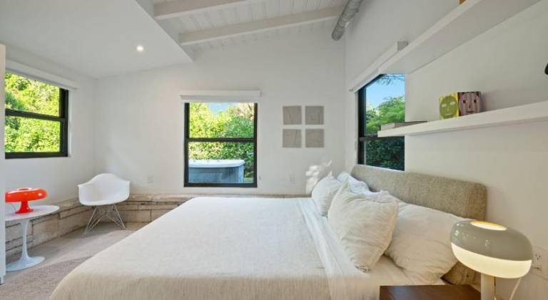House with jacuzzi — photo 2