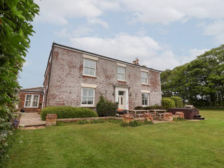 Fully equipped cottage with jacuzzi & garden | Beach view | Pets are welcome in Bridlington