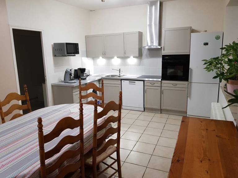 Apartment with barbeque & yard — photo 2