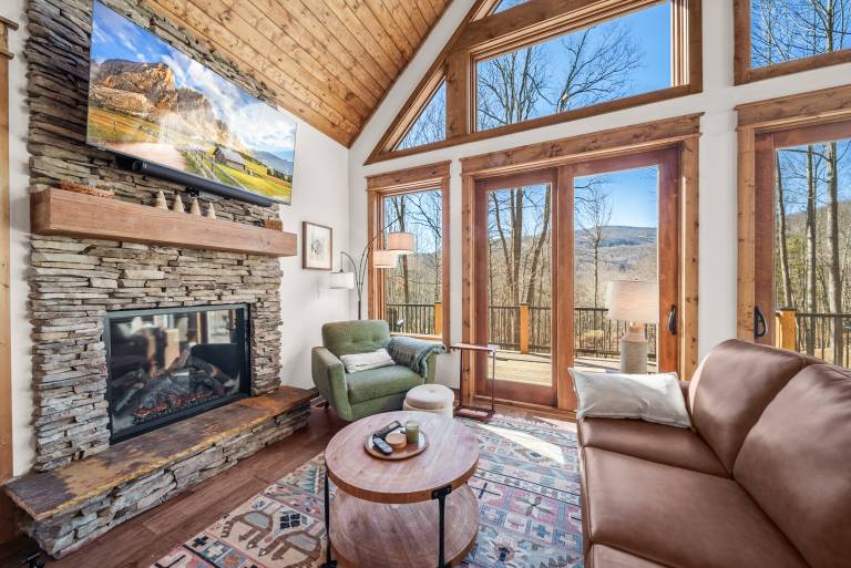 Family-friendly big house with grill, jacuzzi & yard | Mountain view | Pets are welcome — photo 3