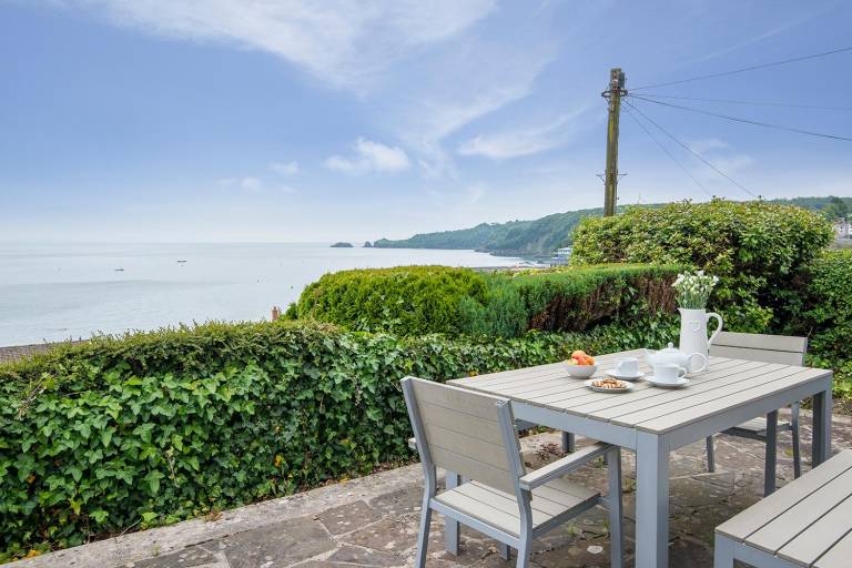 Fully equipped nice vacation home with yard | Beach nearby | Pets are welcome in Tenby
