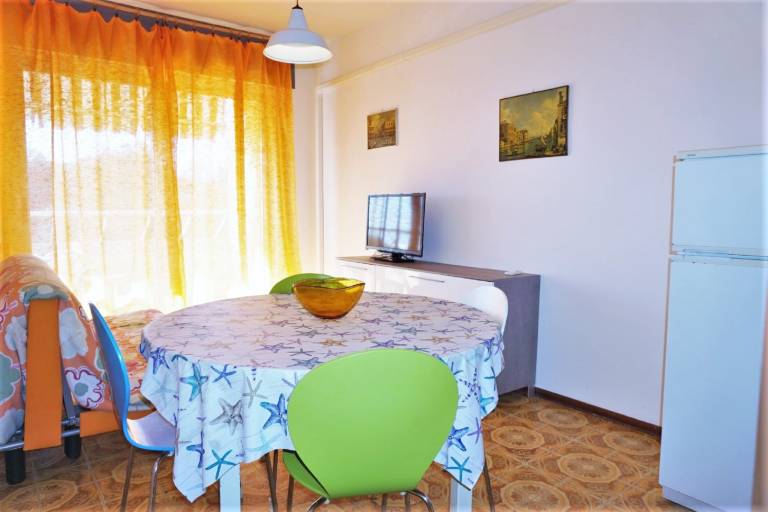 Apartment with yard & terrace — photo 3