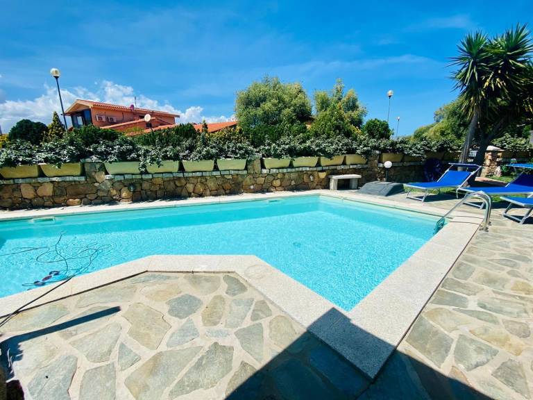 Fully equipped villa with yard, private pool & grill | Beach nearby | Pets are welcome — photo 3