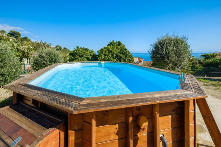 Vacation home with BBQ, yard & patio | Sea view — photo 2