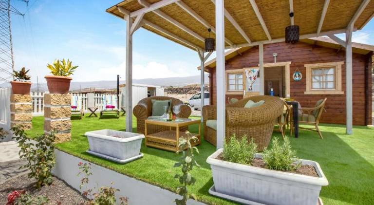 Vacation home with hot tub, BBQ & garden — photo 2