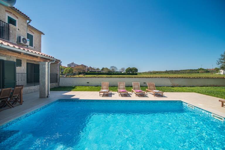 Villa with private pool, yard & barbecue — photo 2