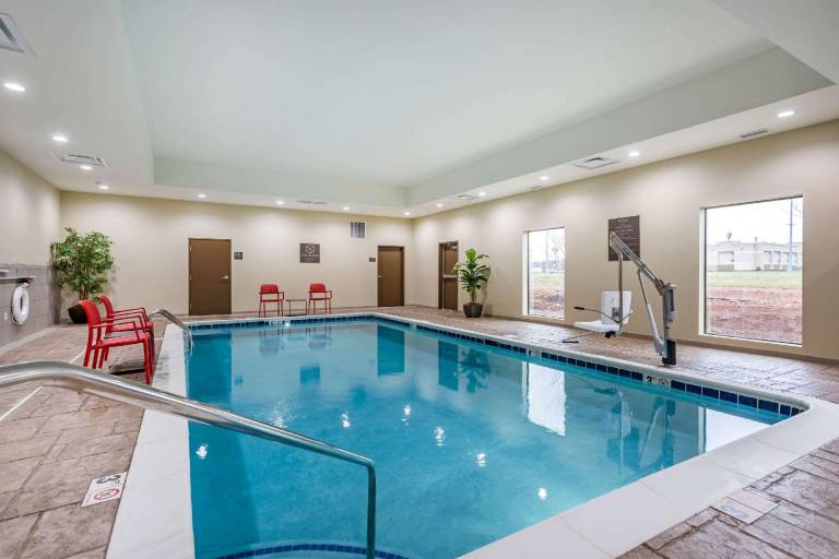 Comfort Suites — photo 3