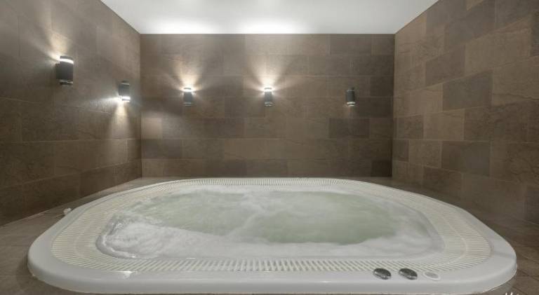 Rental apartment with hot tub & pool — photo 5
