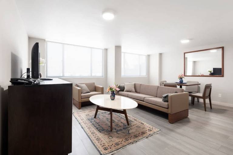 Cuauhtémoc Corporate 4 guest embajada al lado