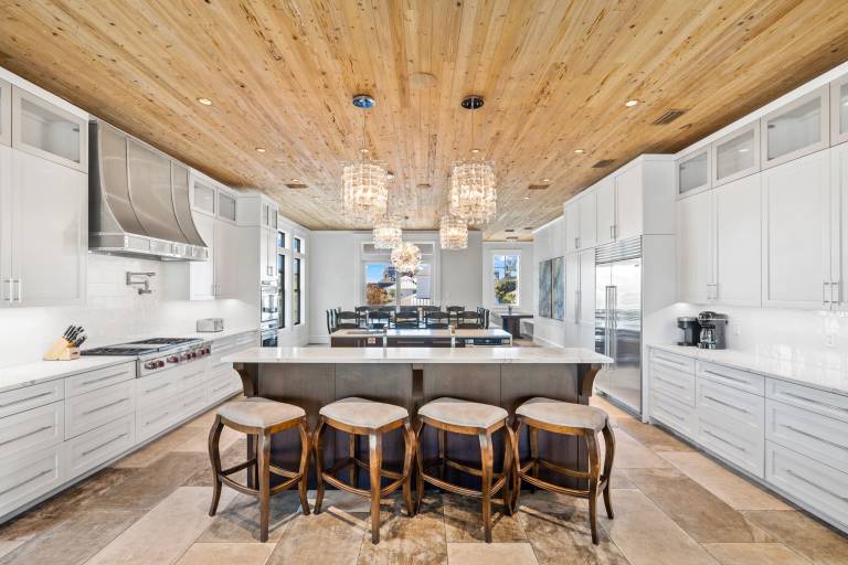 Family-oriented vacation home with grill, jacuzzi & private pool | Water view | Pets allowed — photo 3