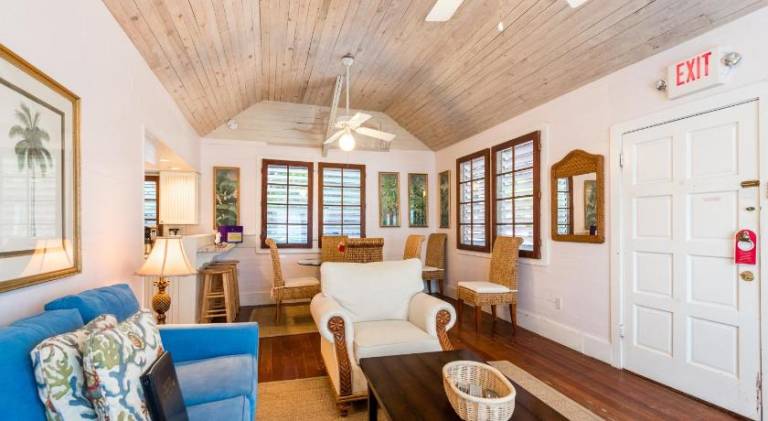 House with hot tub | Near Southernmost Point — photo 3