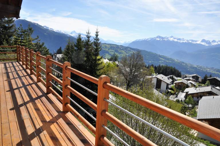 Family-oriented beautiful chalet with barbeque, heated pool & patio | Panoramic view | Pets allowed — photo 4