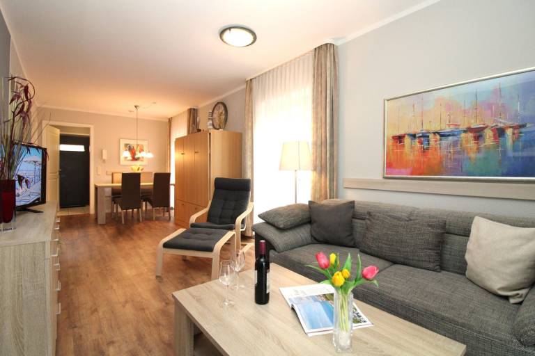 Ostseeblick-Fewo Rügen 12:strandnahe 2-Zimmer-Fewo mit großem seeseitigem Balkon in Kuehlungsborn