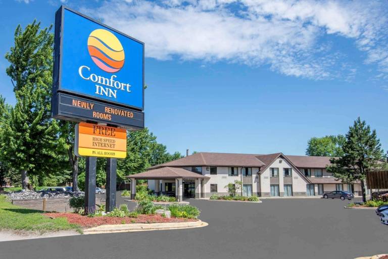 Comfort Inn Lakeshore in North Bay, ON