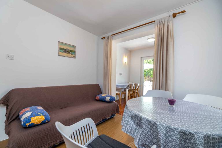 Apartment with yard & terrace — photo 2