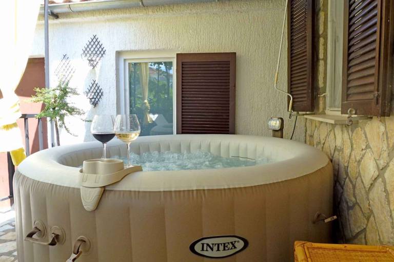 Apartment with jacuzzi, patio & garden in Omisalj