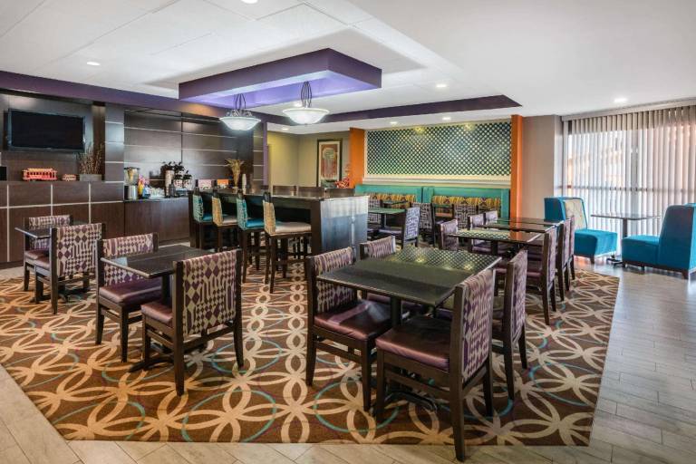La Quinta Inn & Suites by Wyndham Memphis Airport Graceland — photo 2