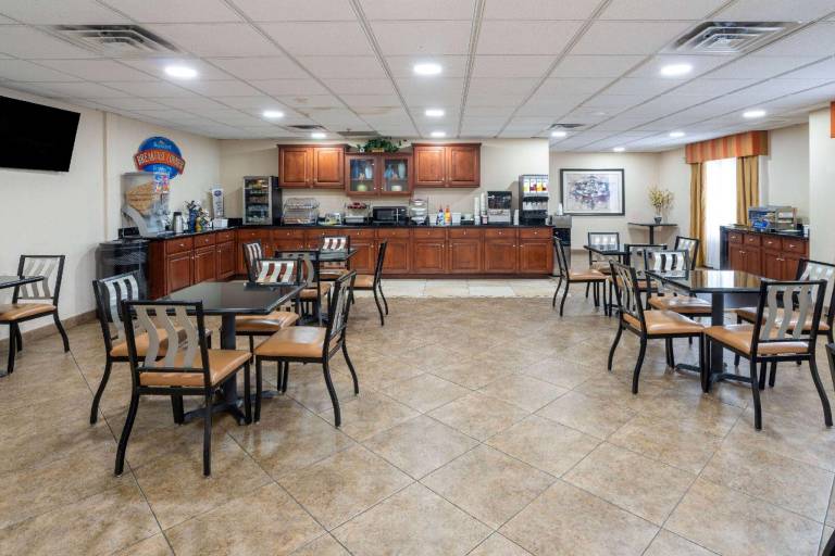 Baymont by Wyndham Savannah South — photo 4