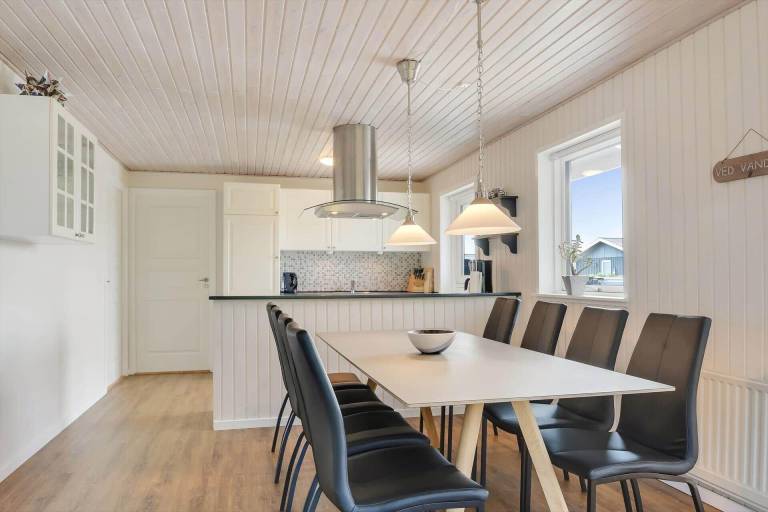 Vacation home with patio, sauna & jacuzzi — photo 5