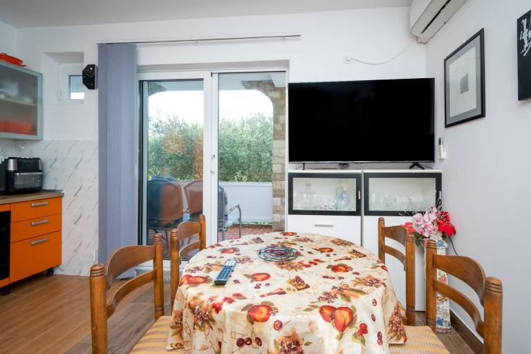 Rental apartment with terrace, yard & barbecue — photo 5