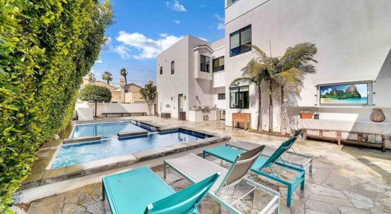 Coastal Paradise. Steps to the beach. Pool. Hot Tub in Huntington Beach, CA