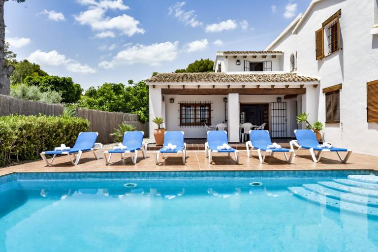 Fully equipped nice villa with grill, patio & private pool | Beach nearby | Pets allowed — photo 4