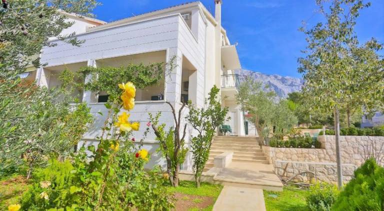Holiday apartment with terrace, barbecue & garden in Brela
