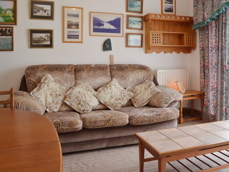 Cottage with garden — photo 2