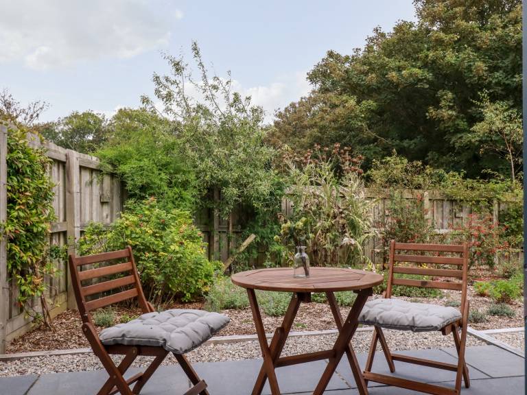 Family-oriented charming cottage with patio, garden & barbeque | Beach view | Dogs allowed — photo 4