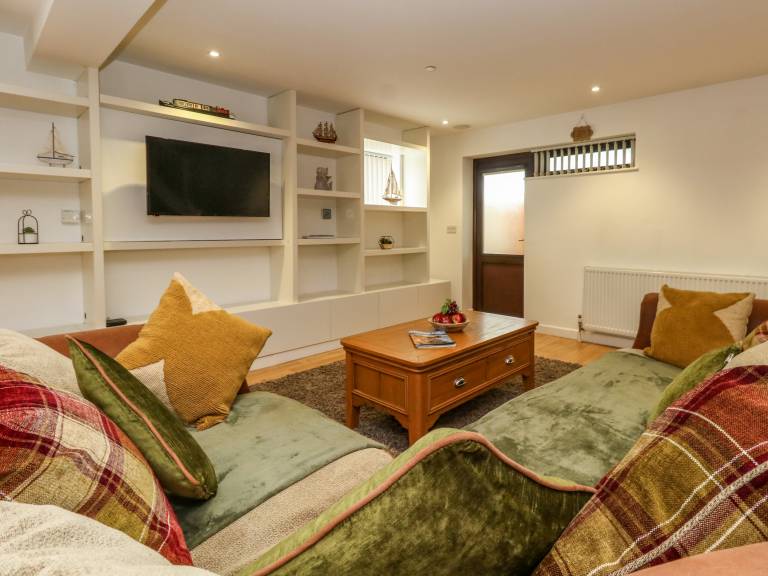 Family-oriented charming cottage | Beach view | Pets allowed — photo 4