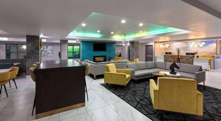 La Quinta Inn & Suites by Wyndham Olathe — photo 2