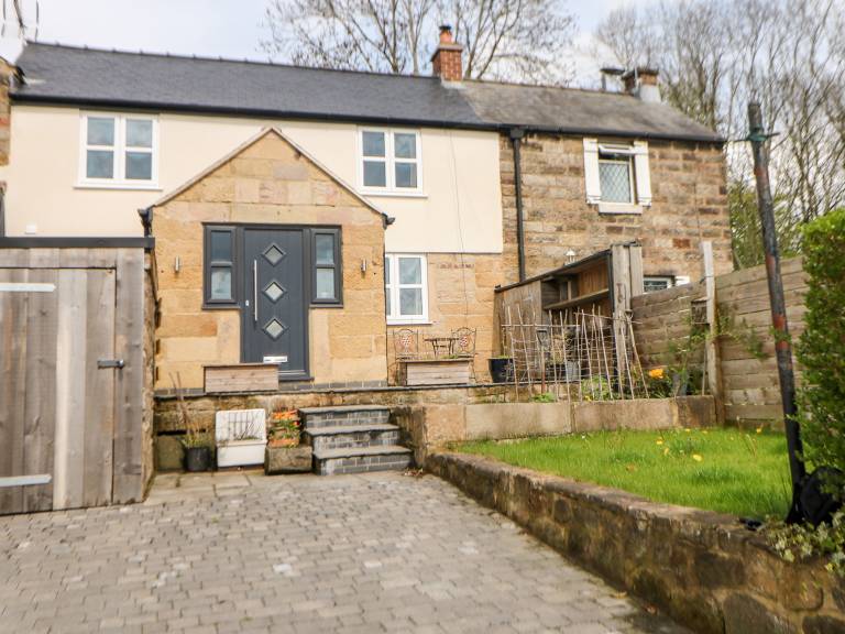 Fully equipped cottage with yard | Pet-friendly in Derby