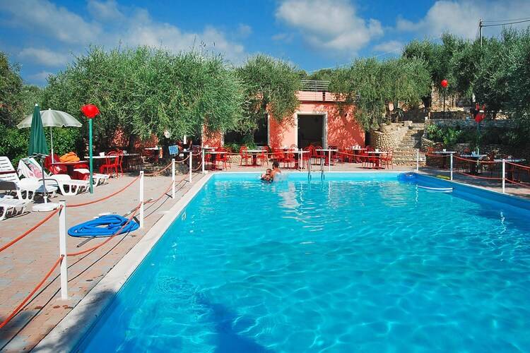 Holiday apartment with patio & pool — photo 2