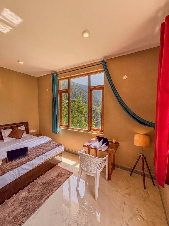 Vacation home with barbeque | Water view | Perfect for remote work in Manali