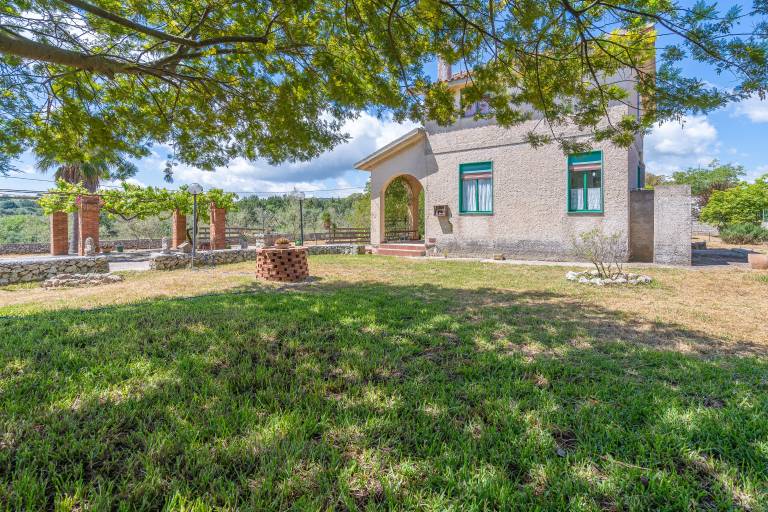 Villa with patio, garden & barbecue | Garden view in Syracuse