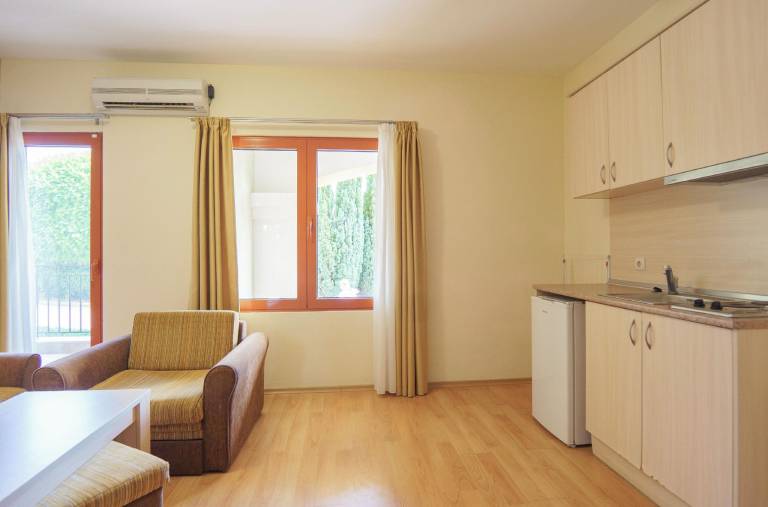 Serviced apartment with pool, garden & patio — photo 5