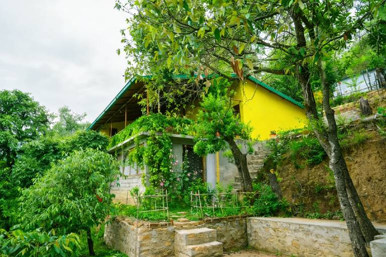 Bloomstone Orchard Mukteshwar -living by Homeyhuts in Kosiyakutoli