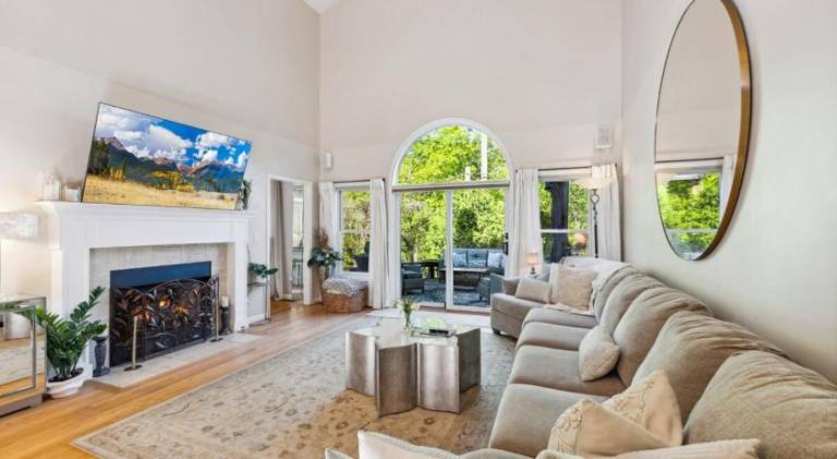 Spacious vacation home with hot tub | Dogs allowed — photo 2