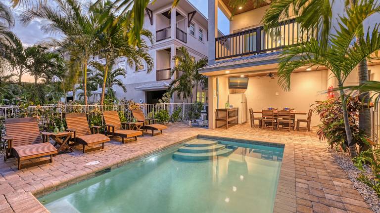 Casa Antilles Pet Friendly, Ping Pong Table, Private Heated Pool, Steps to Beach! in Sarasota, FL