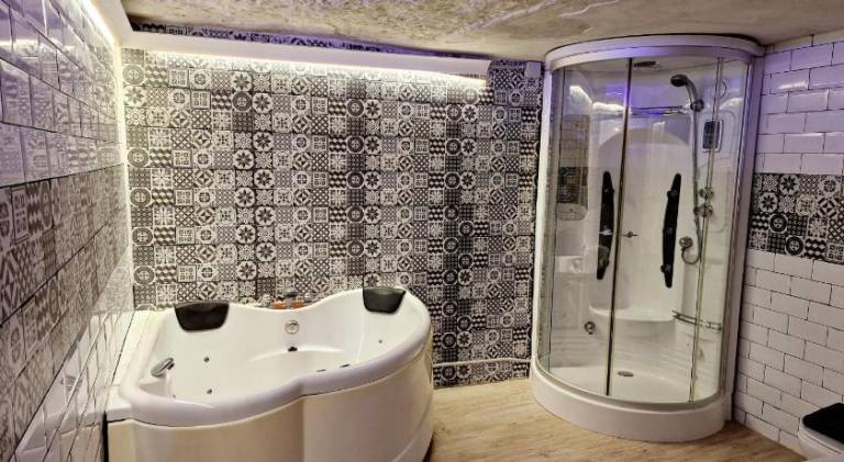 Rental apartment with hot tub — photo 2