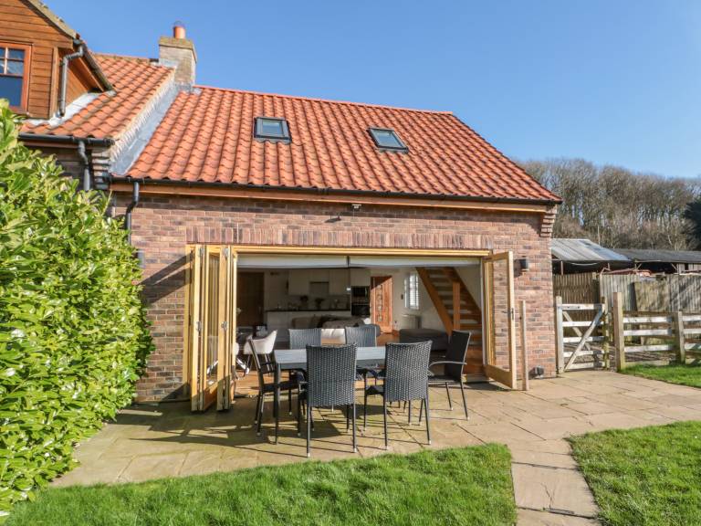 Children-friendly cottage with garden & jacuzzi | Beach view | Pets allowed in Scarborough