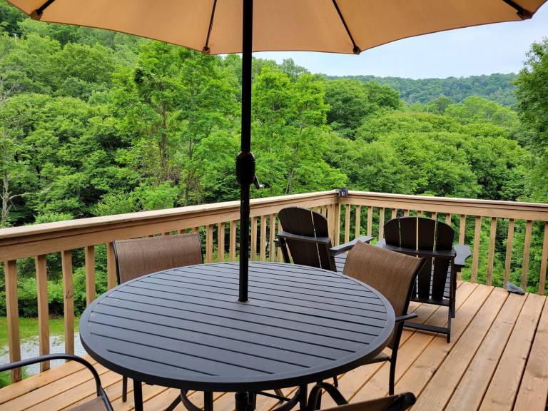 Pine Creek Cabin - Quaint cabin in the heart of Blowing Rock with a hot tub! Ample privacy! — photo 2