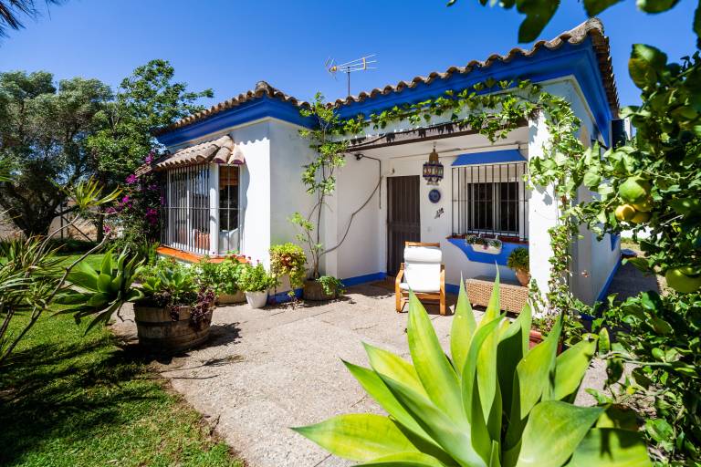 Family-friendly vacation home with terrace, private pool & BBQ | Good for workation | Pets allowed in Chiclana de la Frontera