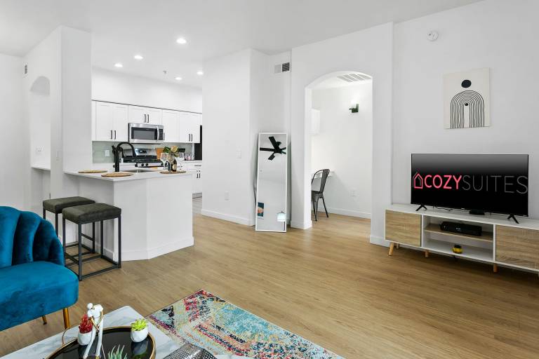 2BR CozySuites Glendale by the stadium with pool — photo 4