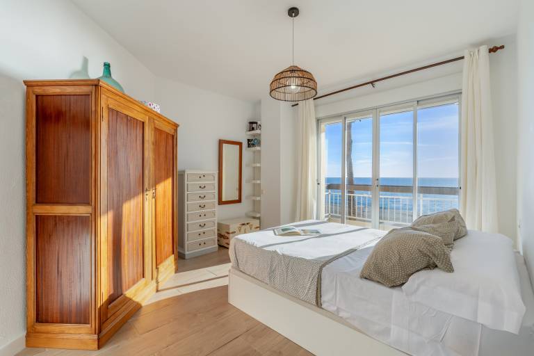 Apartment 'Primera Linea De Playa' with Sea View, Wi-Fi and Air Conditioning — photo 4