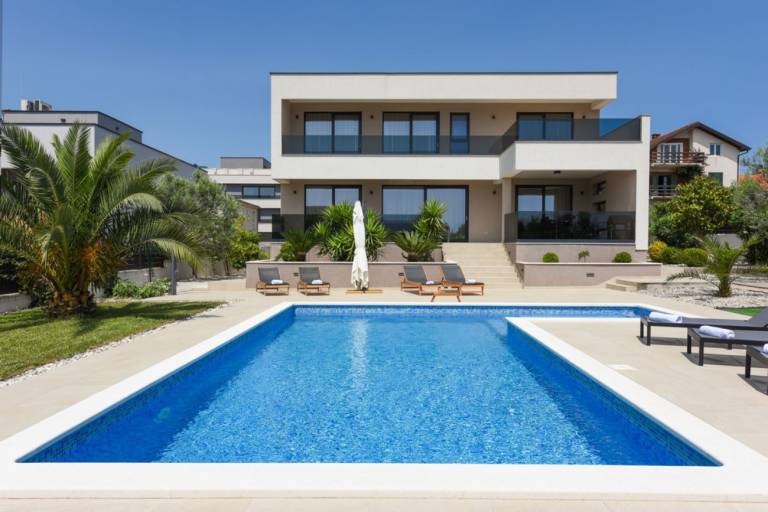 Villa with garden, pool & grill — photo 2