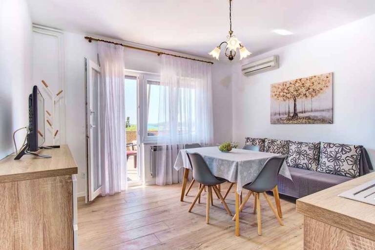 Holiday apartment with terrace and sea view — photo 2