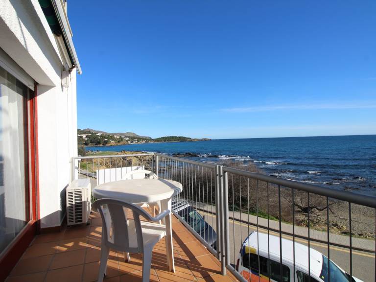 Seafront Apartment with Stunning Views, 200m from Grifeu Beach, Sleeps 6 in Llanca