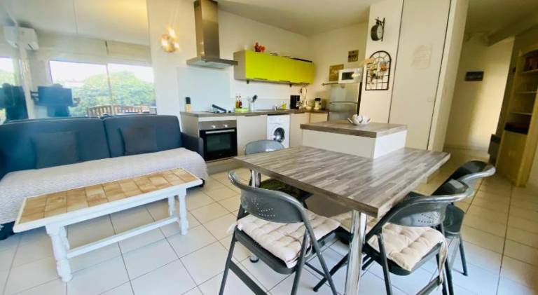Rental apartment with yard, barbeque & patio — photo 2